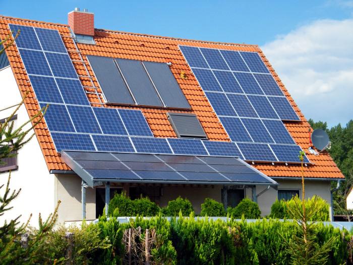 Photovoltaik- und Solarthermieanlage auf einem Dach vereint